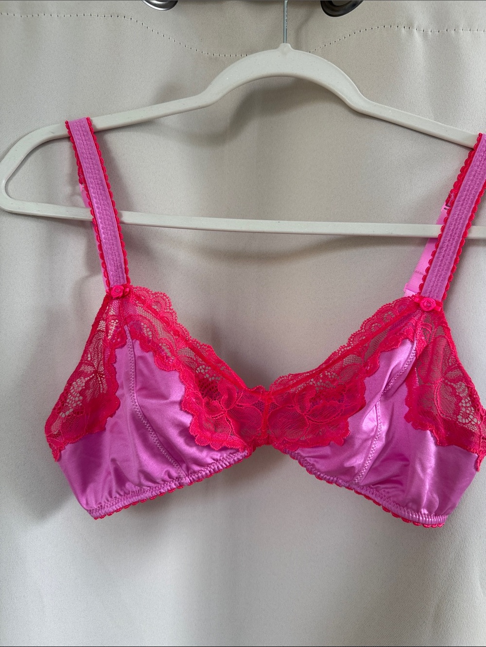 SKIMS Two-Tone Satin & Lace Underwire Bra in Light Pink and Hot Pink